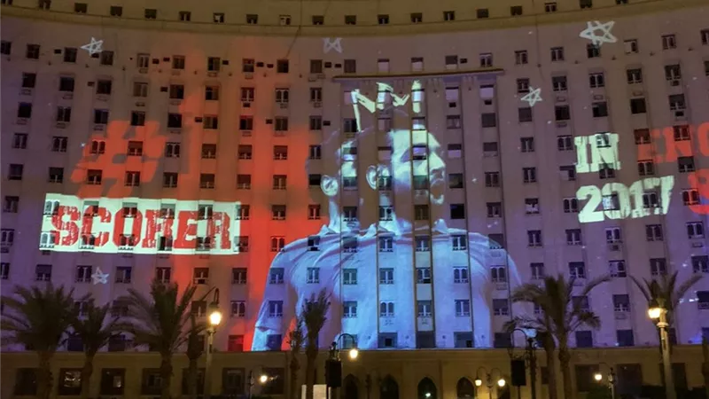 في عرض مبهر ومثير استعراض أهم 6 إنجازات وأهداف محمد صلاح على واجهة مجمع التحرير