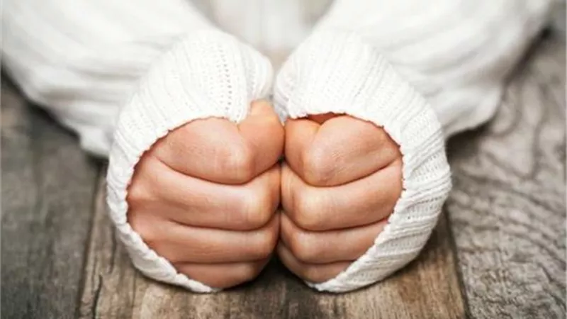 نتيجة القلق والتوتر.. حسام موافي يوضح أسباب برودة الأطراف في الشتاء.. فيديو