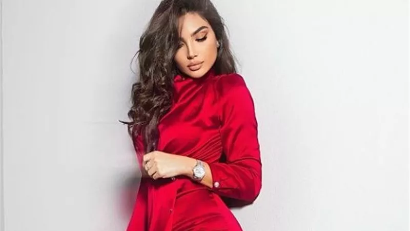 بالأحمر .. شيراز تحتفل بالكريسماس عبر إنستجرام