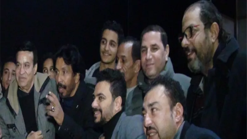 حلمي عبد الباقى يغنى أشهر أغانيه فى كواليس مسرحية 