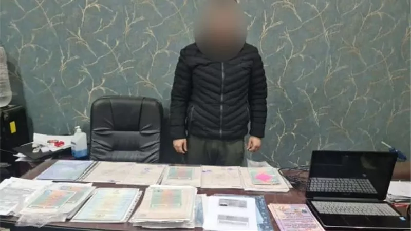 تزوير أوراق السفر للخارج.. ضبط شخص نصب على الشباب بالمنوفية