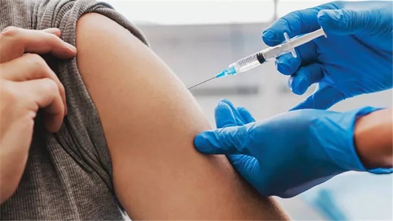 خبراء الطب: احذروا أي شائعات تشكك في جدوي التطعيمات