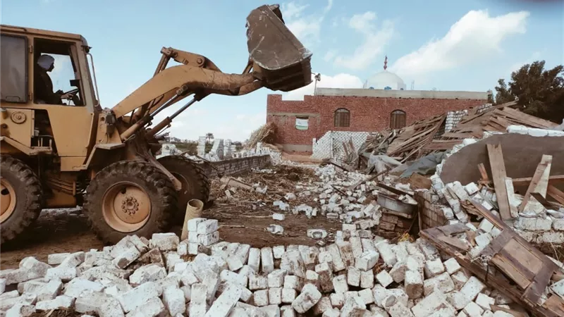 الجيزة تزيل ٨ حالات تعدي علي الري والصرف بالقطوري بالعياط