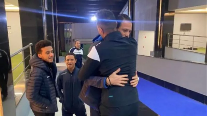 لاعبو الزمالك يصافحون إبراهيم صلاح.. صور
