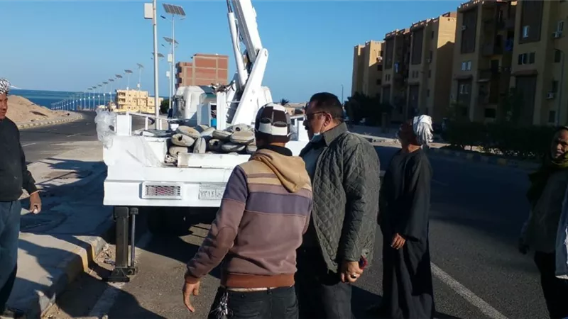 رئيس مدينة سفاجا يتابع اعمال إنارة شارع كوين وتقسيم العاشر