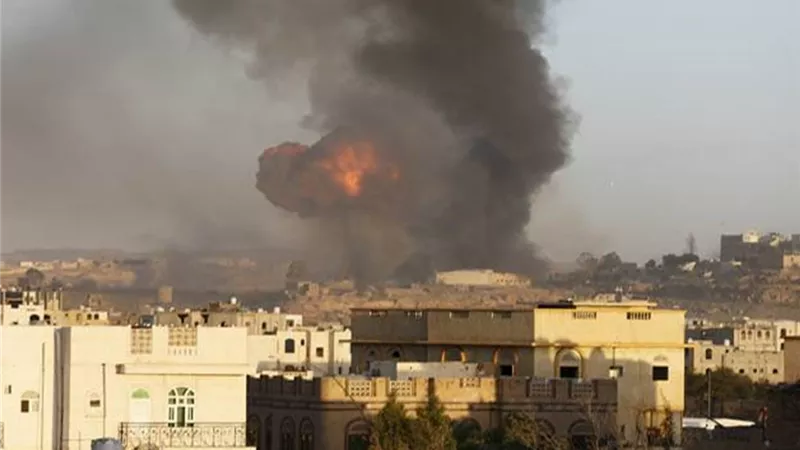مصرع وإصابة 11 يمنيا في قصف حوثي على سوق شعبي بمأرب