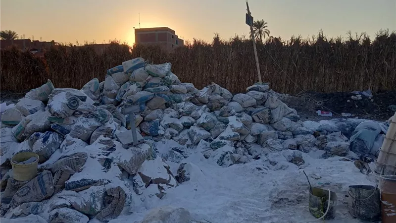 الجيزة تضبط مصنع لانتاج الاسمدة الزراعية باستخدام مواد غير صالحه للاستخدام..فيديو