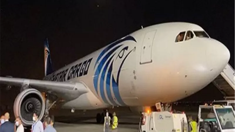 مطار القاهرة يستقبل مليون و963 ألف جرعة من لقاحي فايزر وموديرنا
