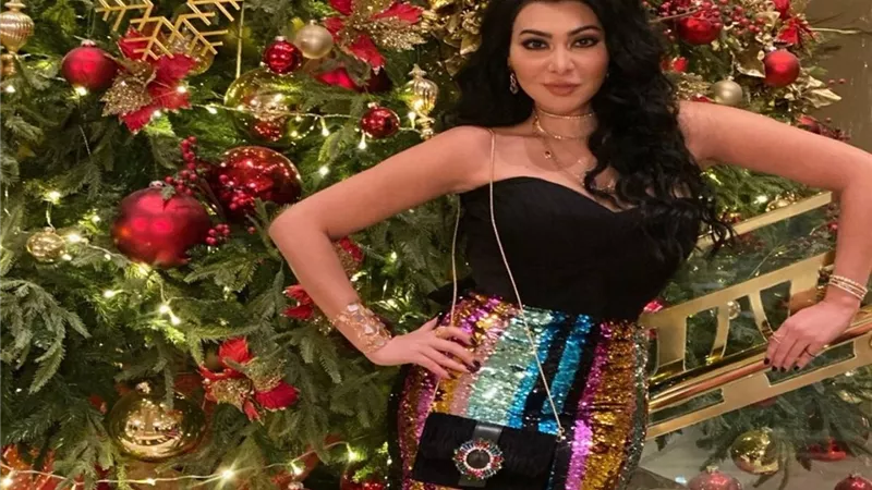 ميرهان حسين تتألق بإطلالة أنيقة بجوار شجرة الكريسماس وتشعل انستجرام.. صور