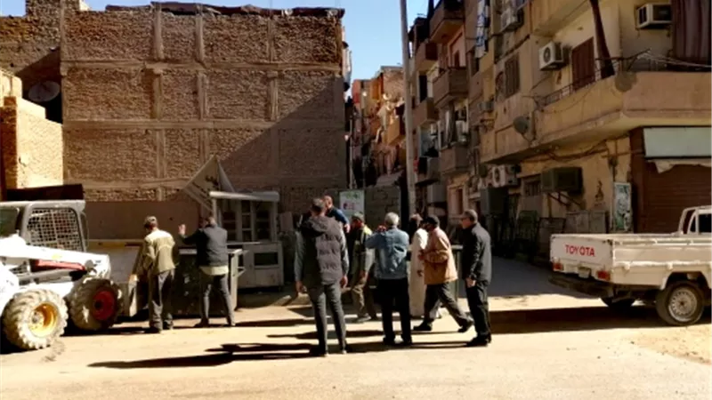 طارق لطفي يقود حملة مكبرة لرفع الإشغالات بأحياء وسط وجنوب مدينة الاقصر
