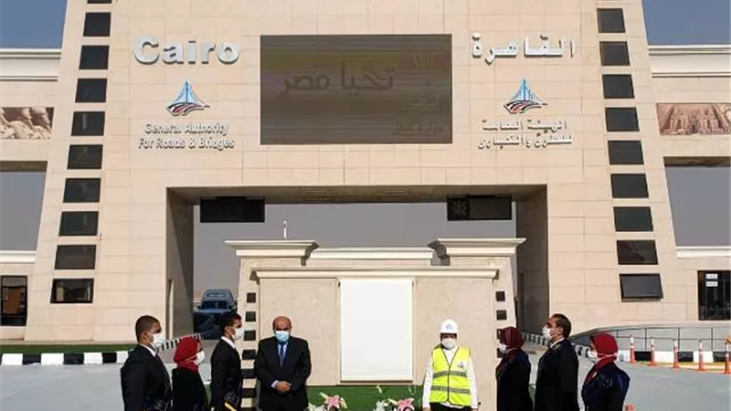 طلاب جامعة حلوان يشاركون فى الإفتتاحات الرئاسية ومهدى يشيد بجهود الدولة.. بالصور