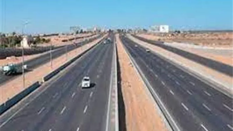 الإسماعيلية تتعامل مع سقوط كتلة رخامية أعاقت الحركة بالطريق الصحراوي