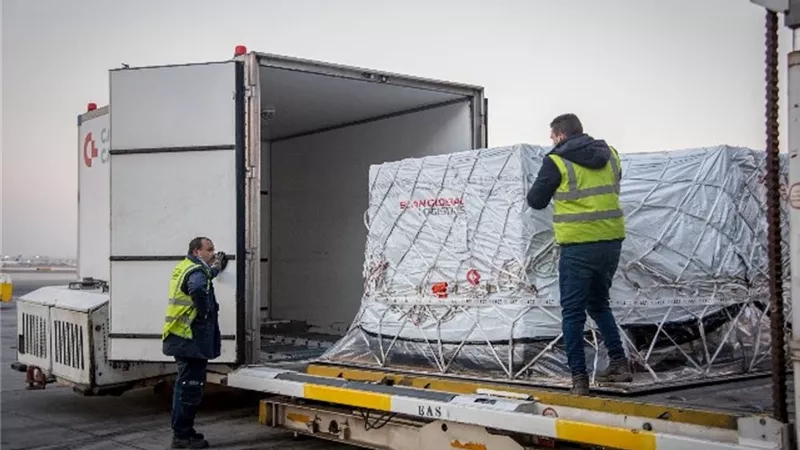 استقبال مليونين و٣١٥ ألف جرعة من لقاح كورونا بمطار القاهرة الدولي