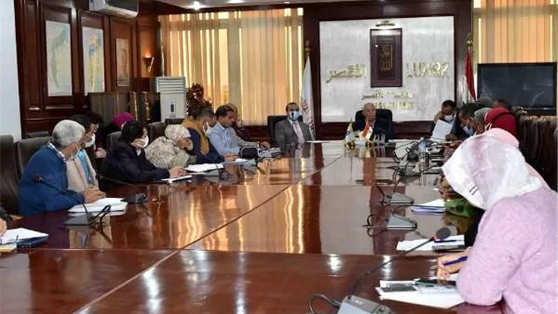 محافظ الأقصر يلتقى مسئولى منظومة التقنين