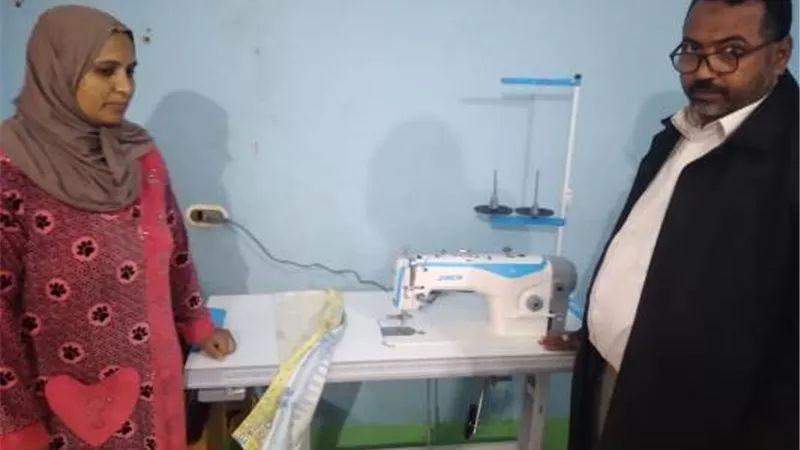 القوى العاملة توزع 100 ماكينة خياطة علي خريجي الدورات التدريبية المتنقلة بالأقصر