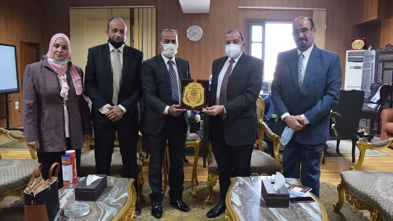 رئيس جامعة بني سويف يستقبل وفد الإتحاد المصري للريشة الطائرة