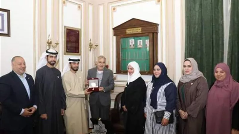 وفد المعلمين الإماراتيين يهدي درع الجمعية لجامعة القاهرة.. صور