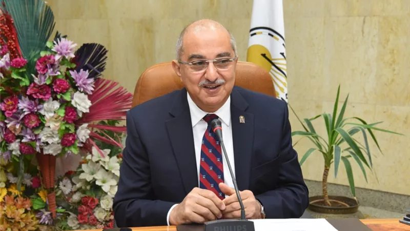 رئيس جامعة أسيوط يُعلن سداد المصروفات والحصول على اللقاح المضاد لكورونا شروطاً أساسية لدخول الطلاب امتحانات الفصل الدراسي الأول