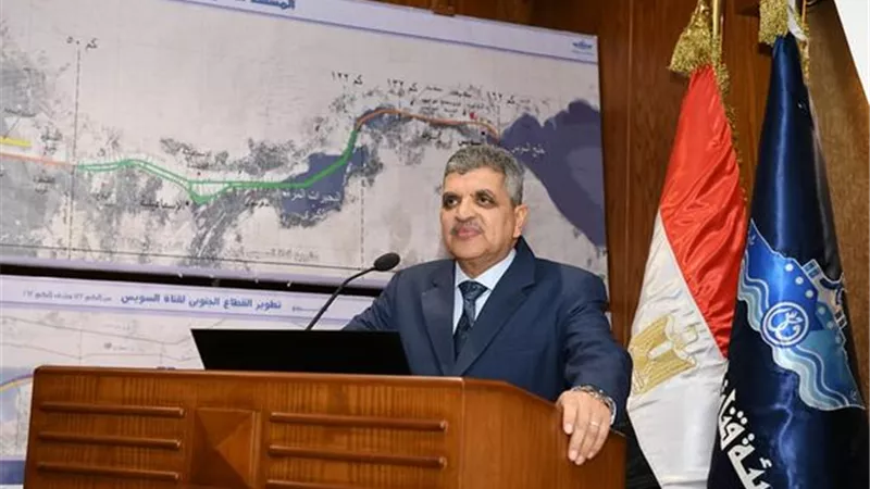 الفريق أسامة ربيع يستعرض أبرز المنجزات التنموية بقناة السويس خلال لقائه وفد كلية القادة والأركان