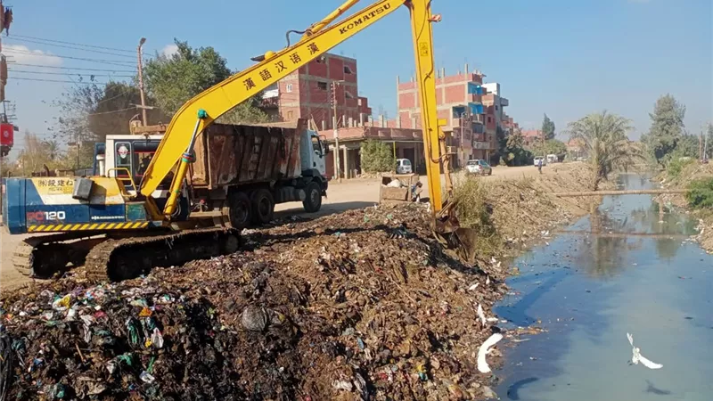 رفع تراكمات القمامة ونواتج التطهير على جانبى مصرف سبل بأشمون .. صور