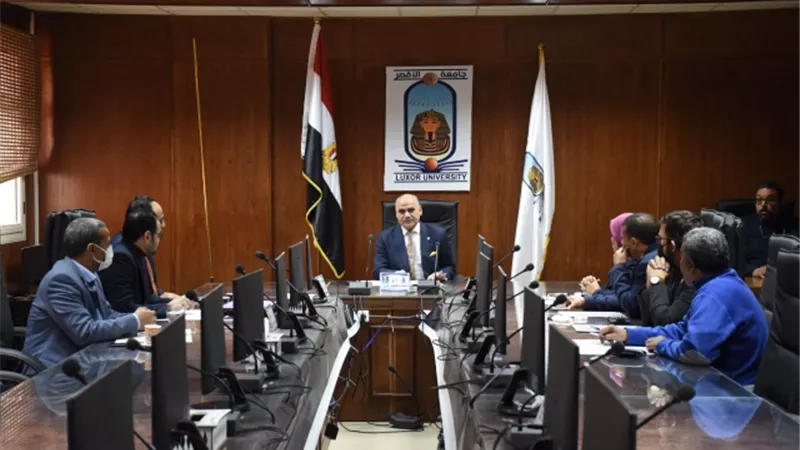 رئيس جامعة الأقصر يترأس الاجتماع الـ 8 لمجلس شئون خدمة المجتمع وتنمية البيئة