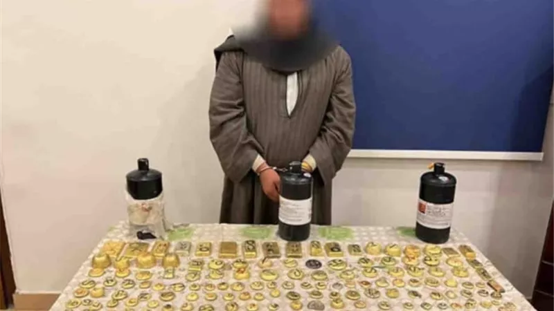 بحوزته 154 قطعة ذهبية .. ضبط سائق ينقب عن الذهب فى أسوان