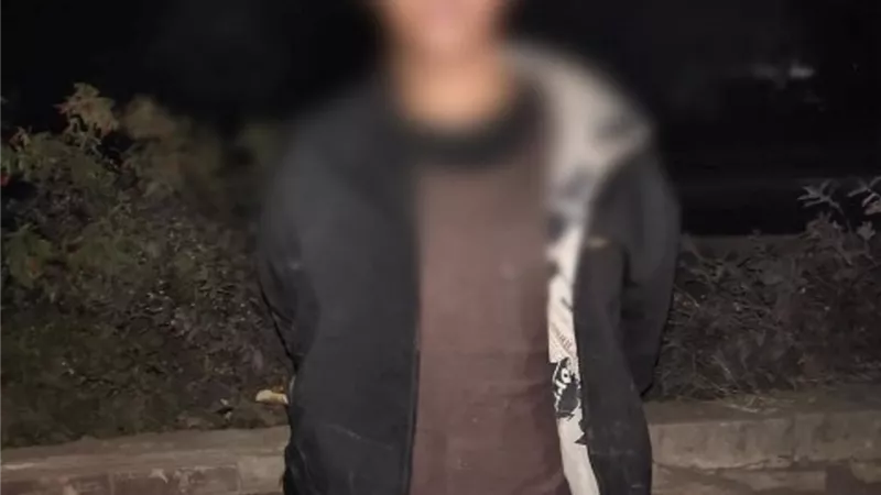كشفه فيس بوك.. عاطل يخطف هاتف محمول بدراجة نارية ويدهس فتاة أثناء الهرب