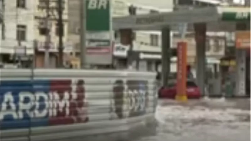 بالفيديو.. وفاة العشرات ونزوح الآلاف.. إعلان حالة الطوارئ في البرازيل بسبب الفيضانات
