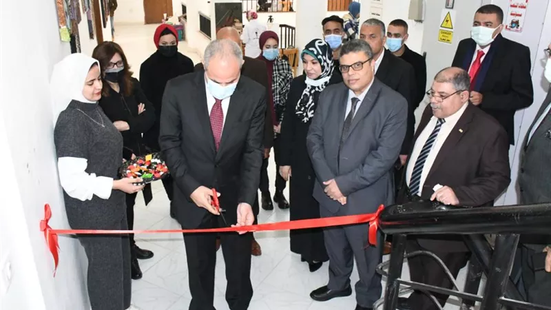 رئيس جامعة القناة يفتتح معرض منتجات شعبة تكنولوجيا التعليم..صور