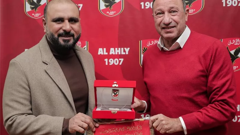 الخطيب يهدي درع وعلم «الأهلي» للمعلق العماني خليل البلوشي