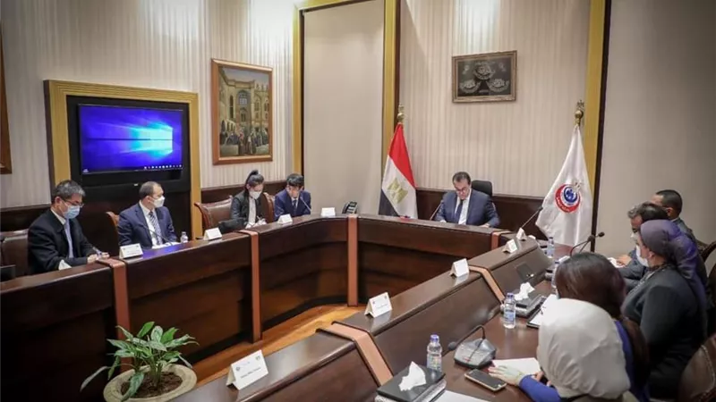 وزير التعليم العالي يناقش مع 