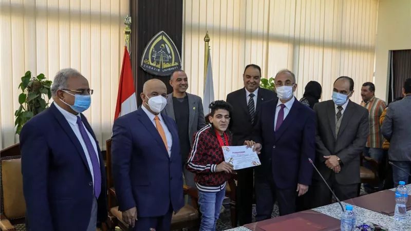 رئيس جامعة الزقازيق يكرّم أبناءه الطلاب من ذوي الهمم لحصولهم على 23 ميدالية متنوعة