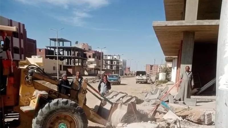 إزالات فورية لعدد ٢١ حالة تعدي تعوق تطوير بلوكات الأحياء بالغردقة