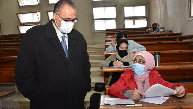 نائب رئيس جامعة عين شمس يتفقد لجان الامتحانات ببنات عين شمس