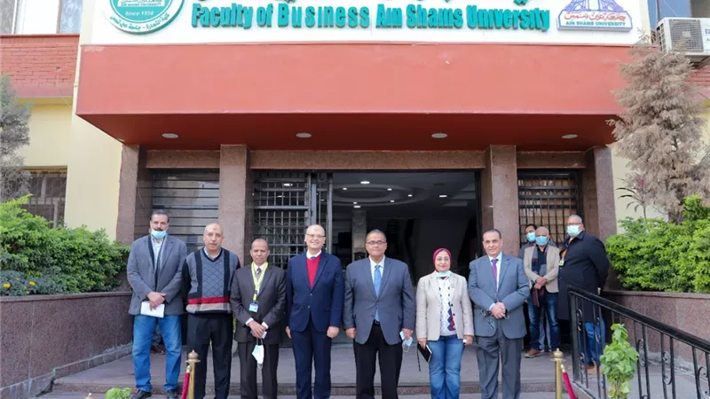 نائب رئيس جامعة عين شمس يتفقد لجان امتحانات الترم الأول بكلية التجارة