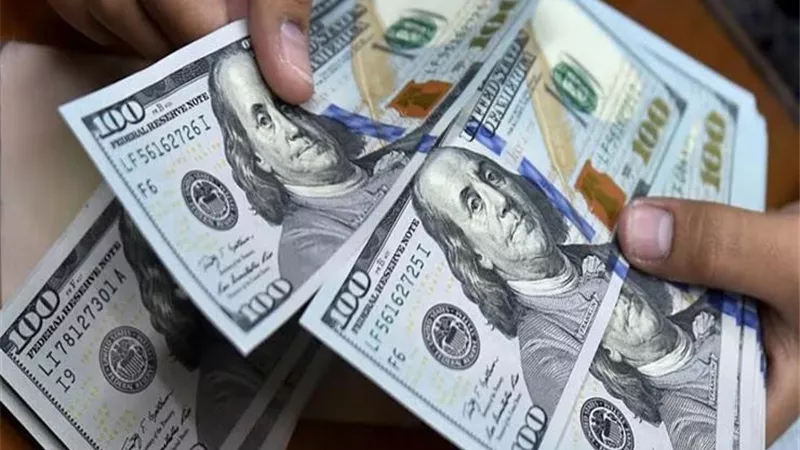 ارتفاع الدولار يطفئ بريق الذهب