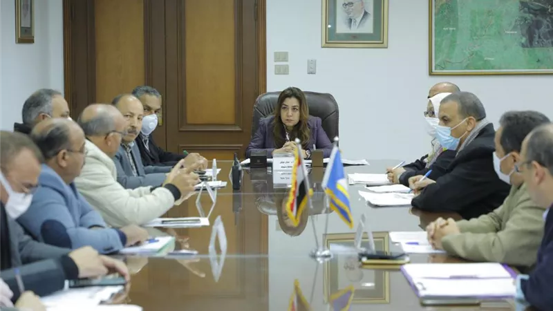 محافظ دمياط تبحث شكاوى المواطنين بحضور رؤساء المصالح