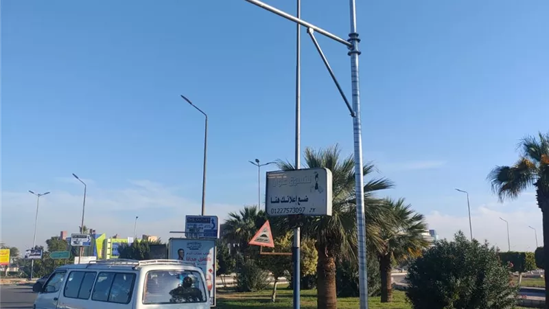 تركيب اشارات مرورية جديدة بتقاطعات وميادين العاشر من رمضان