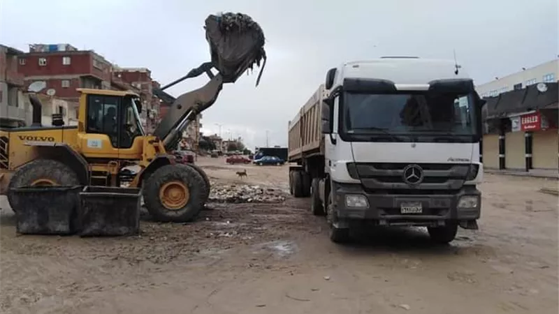 رفع ٥٧٢ طن مخلفات وتراكمات بالمنيا وصيانة وتركيب 150 كشاف إنارة