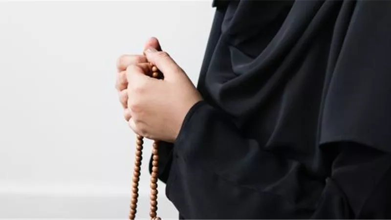 عدة المتوفى عنها زوجها تُحسب بالتاريخ الهجري أم الميلادي؟