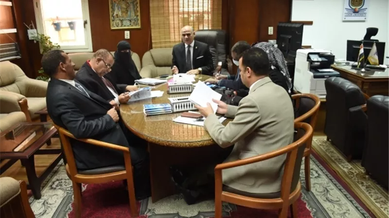 رئيس جامعة الأقصر يترأس اجتماع لجنة المكتبات