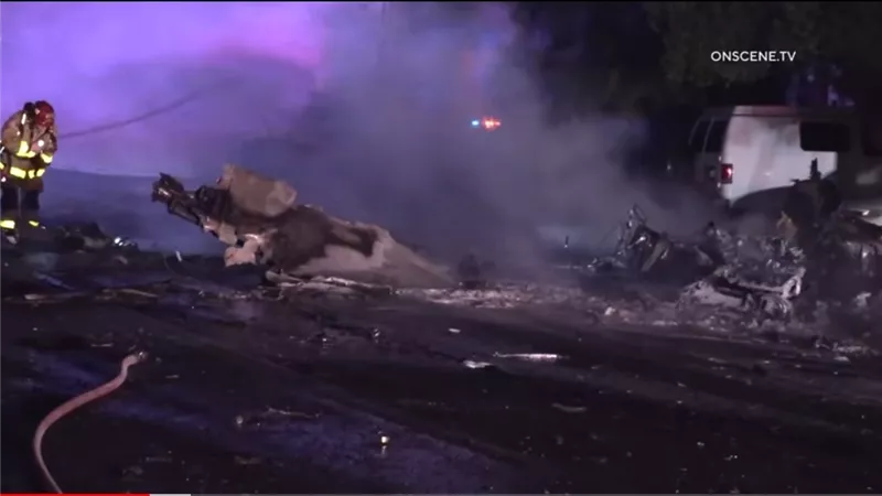 تحطم طائرة في سان دييجو الأمريكية يسفر عن مصرع 4 أشخاص.. فيديو
