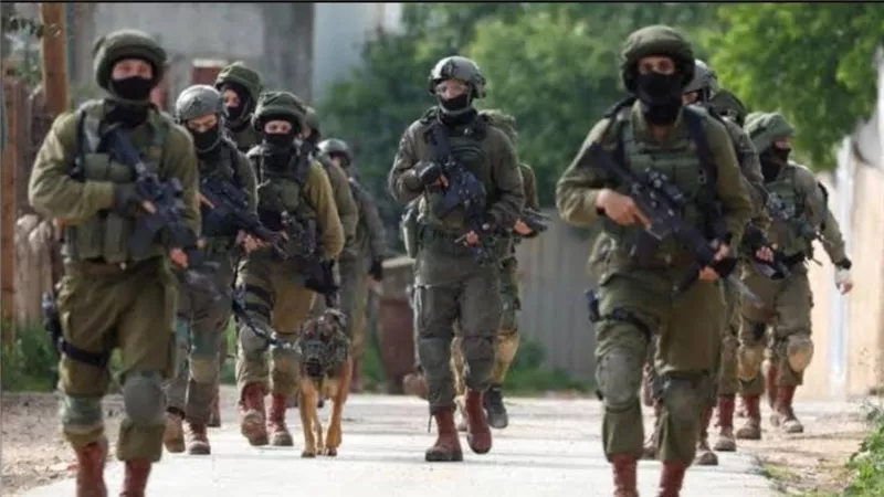 القوات الإسرائيلية تحاصر بلدة حزما وتعتقل 25 فلسطينيا