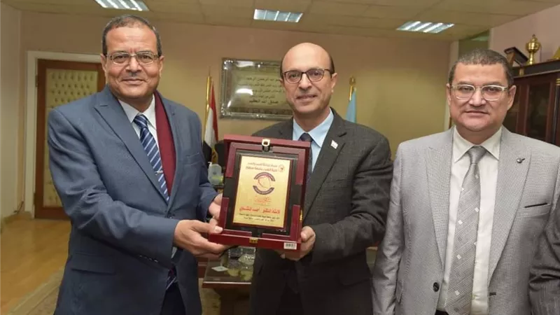 نائب رئيس جامعة أسيوط يتلقى درعاً للتكريم من رئيس جامعة سوهاج