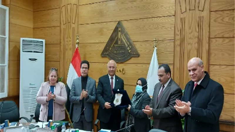 تقديرا لجهودها.. مجلس جامعة بنها يكرم عميدة كلية التمريض