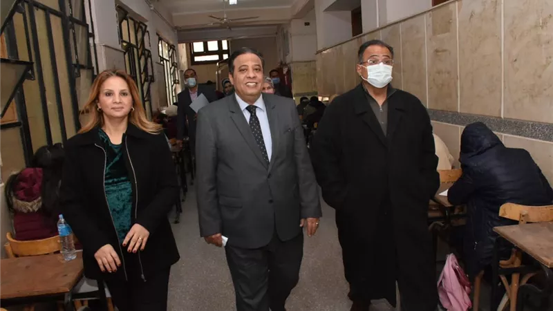نائب رئيس جامعة عين شمس يتفقد بدء امتحانات الترم الأول بكلية الآداب