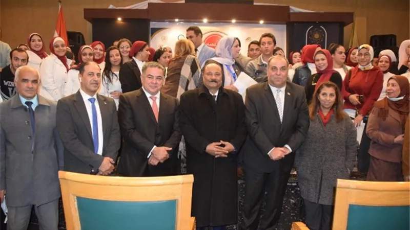 رئيس جامعة حلوان يفتتح معرض 