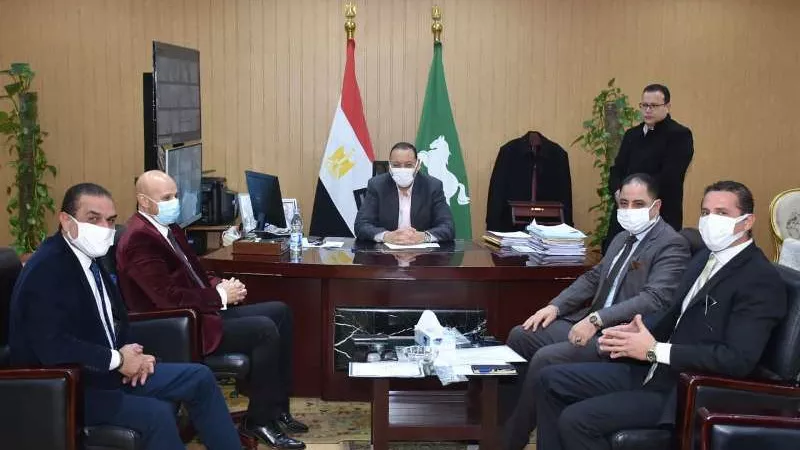 محافظ الشرقية يستقبل مواطناً تبرع بقطعة أرض لإقامة مركز طبي عليها بمنشأة أبو عمر