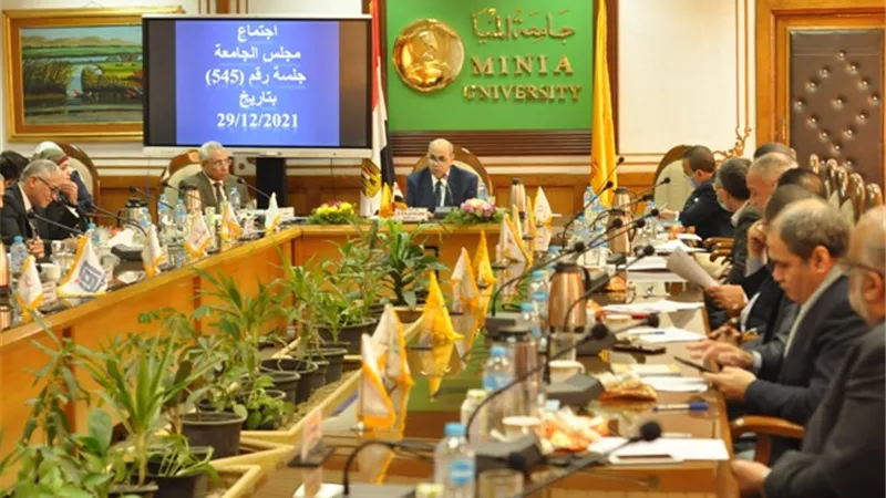 مجلس جامعة المنيا يكرم عمداء الهندسة والألسن السابقين