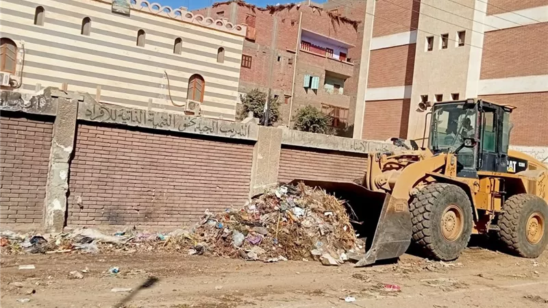 حملات نظافة وتركيب أعمدة إنارة في 3مراكز بأسيوط ..صور